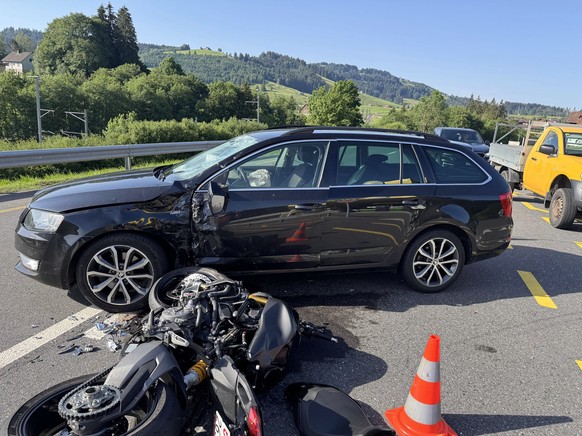 Der Motorradfahrer musste ins Spital geflogen werden.