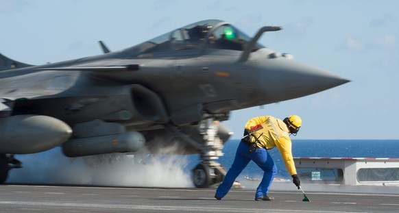 Ein französischer Kampfjet hebt vom Flugzeugträger Charles de Gaulles ab.