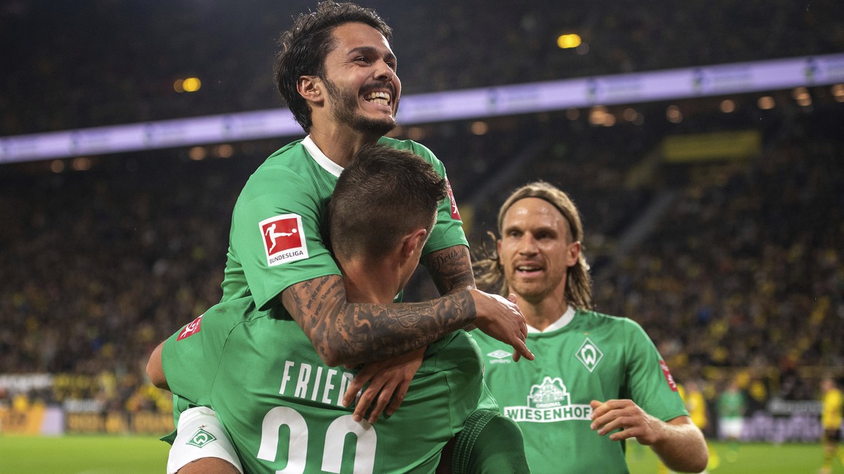 Bremen's Leonardo Bittencourt, left to right, Torsch'tze Marco Friedl and Michael Lang jubilate bringing the score to 2:2, in action during their 6th round Bundesliga soccer match Borussia D ...
