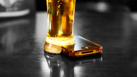 Diese Bilder sollen uns zeigen, wie schlimm Handys sind – das ist nichts anderes als kulturpessimistische Kackscheisse
Darum immer in Bars gehen die Offline-Glässer anbitten :D