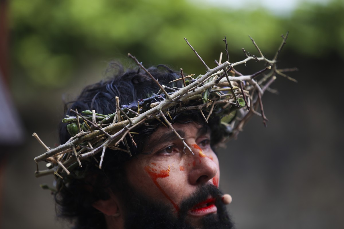 epa12039524 An actor in the role of Jesus Christ performs during the Stations of the Cross, representing the last moments of Jesus' life before the crucifixion, during the Easter celebrations on  ...