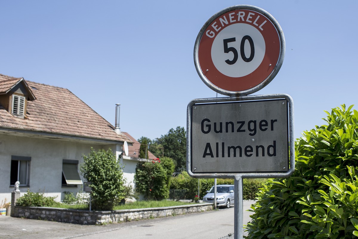 Das Ortsschild "Gunzger Allmend", in der das Elternhaus des 12-jaehrigen Paul steht, aufgenommen am Freitag, 24. Juni 2016, in Gunzgen SO. Der 12-jaehrige Knabe Paul aus Gunzgen ist seit Sam ...