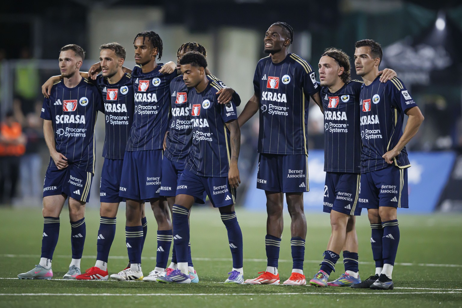 Les joueurs de Carouge reagissent lors de la seance de tirs aux buts lors du 16eme de finale de la Coupe de Suisse de football entre Etoie Carouge FC et la FC Bale, ce vendredi 19 septembre 2025 au st ...