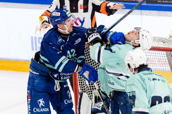 HC Davos&#039; Joakim Nordstroem, links, gegen EV Zugs Andreas Wingerli im Eishockey Qualifikationsspiel der National League zwischen dem EV Zug und dem HC Davos am Donnerstag, 4. Januar 2024 in der B ...