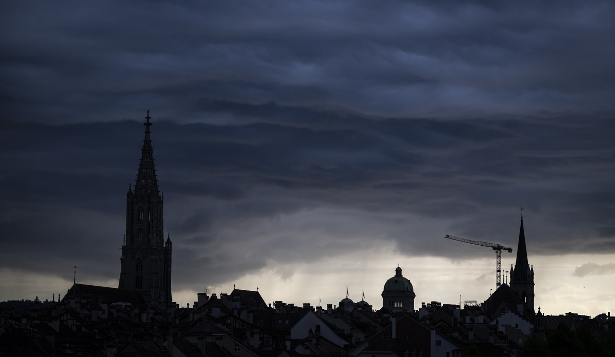 Blick ueber die Berner Altstadt mit dem Berner Muenster, dem Kuppeln des Bundeshauses, und dem Heiliggeistkirche, am Samstag, 18. Mai 2024 in Bern. (KEYSTONE/Anthony Anex)