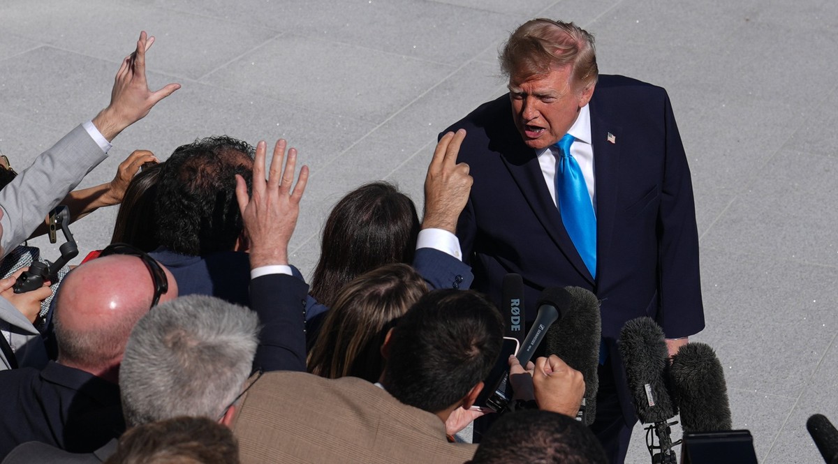 WASHINGTON, D.C., UNITED STATES - OCTOBER 05: U.S. President Donald Trump speaks to press members before boarding Marine One on the South Lawn of the White House in Washington, D.C., on October 5, 202 ...
