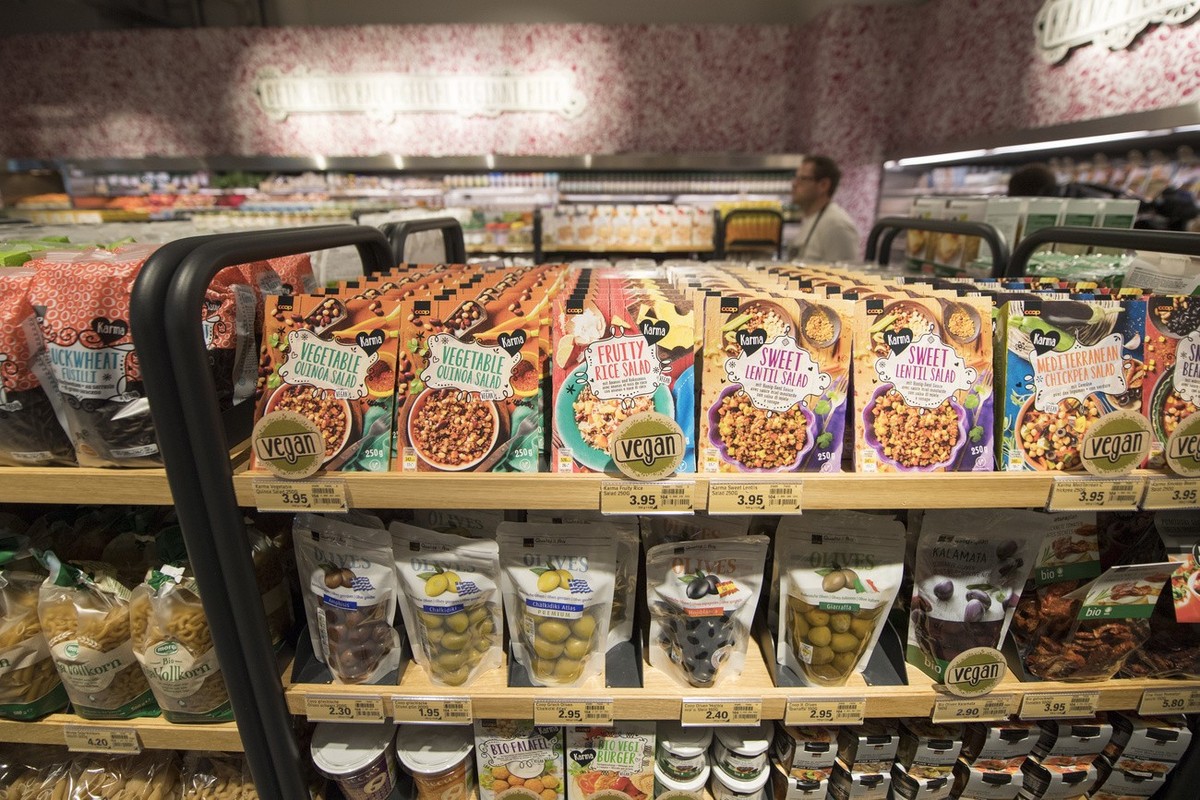 Die Coop-Genossenschaft hat am Dienstag, 30. April 2017 im Bahnhof in Zug den ersten "Karma" Shop eroeffnet. Karma bietet eine grosse Auswahl an ausschliesslich vegetarischen und veganen Pro ...