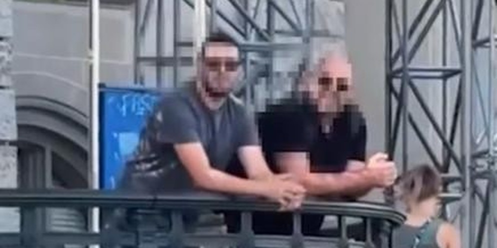 Spanner-Duo glotzt unbeirrt auf Gäste in Zürcher Frauenbadi
