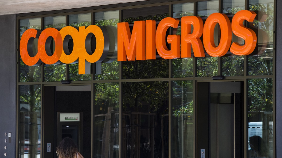 Le logo de la Coop et le logo de la Migros sont photographies cote a cote sur un batiment commercial commun ce mardi 23 aout 2016 sur la place de la Sallaz a Lausanne. (KEYSTONE/Jean-Christophe Bott)