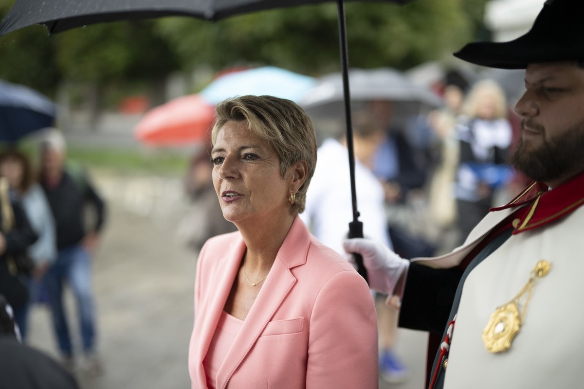 Karin Keller-Sutter avec son ancien huissier lors de l'ouverture de l'Olma.