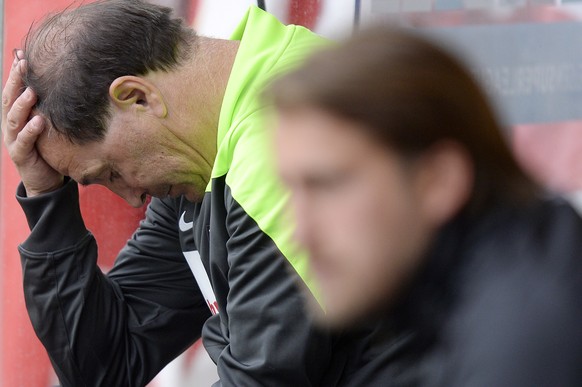 Der Aarauer Trainer Raimondo Ponte gefrustet beim Fussball Meisterschaftsspiel der Super League zwischen dem FC St. Gallen und dem FC Aarau in St. Gallen am Montag, 25. Mai 2015. (KEYSTONE/Walter Bier ...