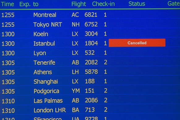 Eine Anzeigetafel weist den Swiss Flug LX 1804 Abflug 13:00 nach Istanbul als annulliert aus auf dem Flughafen Zuerich, aufgenommen am Samstag, 16. Juli 2016, in Zuerich. Nach dem offenbar missglueckt ...