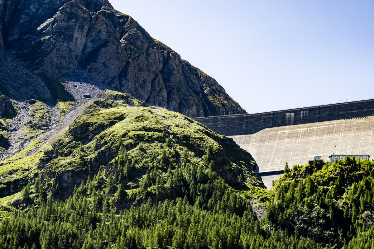 Une vue de l'eboulement de roches, a gauche, proche du barrage de la Grande Dixence le jeudi 17 juillet 2025 depuis Pralong sur la commune d'Heremence en Valais. La Commune d'Heremence  ...