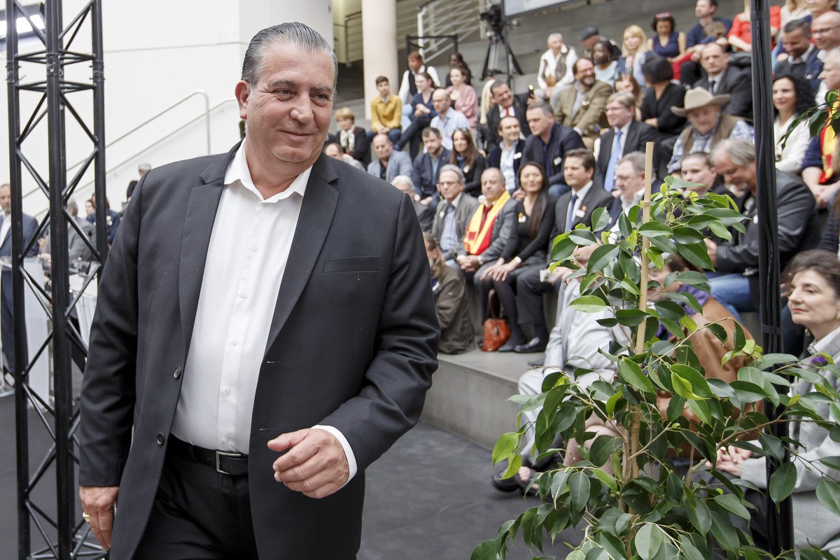Le candidat de "Geneve en Marche" a l'election du Conseil d'Etat Eric Stauffer quitte le plateau de television Leman Bleu, a Uni Mail lieu de depouillement centralise pour l'e ...