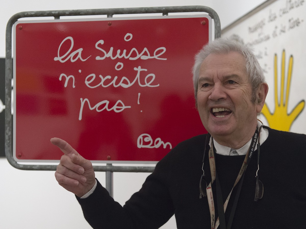 epa04985133 Swiss-French artist, performer and linguistic inventor Ben Vautier poses next to his artwork consisting of the message 'la Suisse n'existe pas' (Switzerland does not exist)  ...