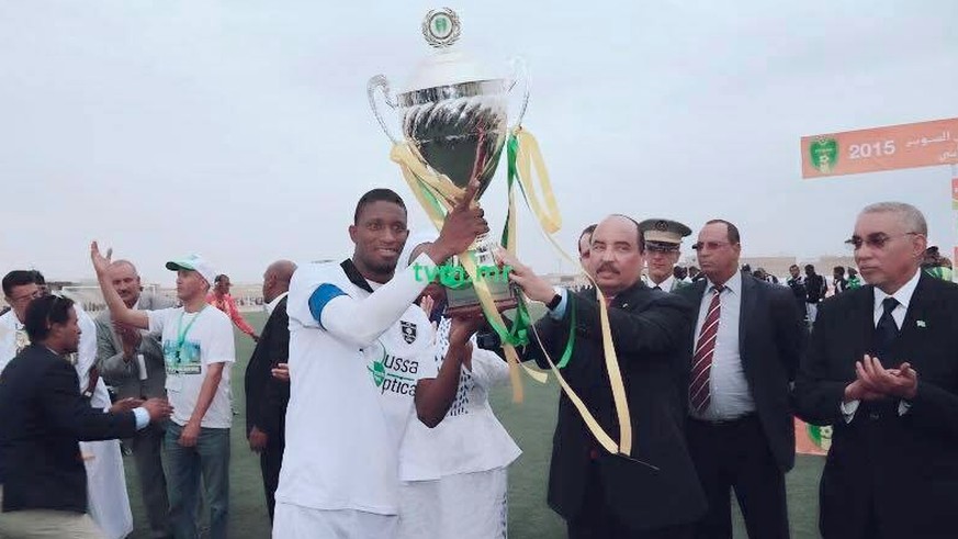 Mauretaniens Staatspräsident überreicht Tevragh Zeinas Captain den Supercup.