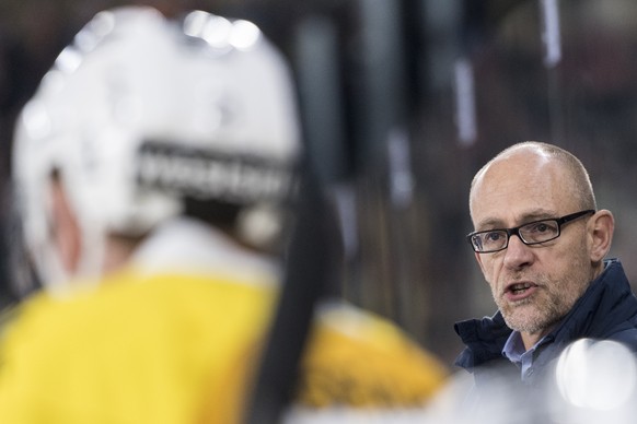 SCB Cheftrainer Hans Kossmann weist seine Spieler an beim Eishockey Meisterschaftsspiel der National League zwischen dem EHC Biel und dem SC Bern, am Samstag, 15. Februar 2020 in der Tissot Arena in B ...