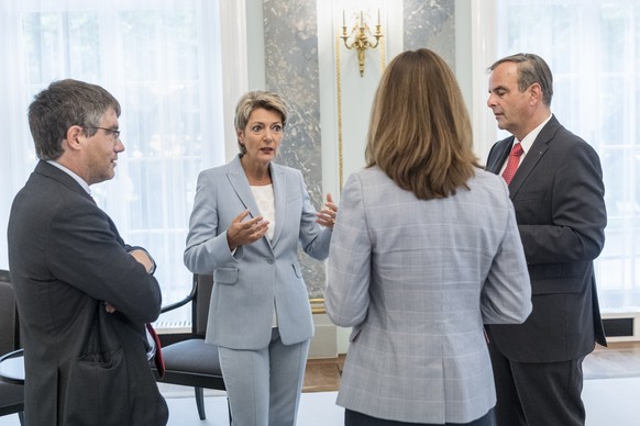 Bundesraetin Karin Keller-Sutter, 2. von links, diskutiert mit dem SP Fraktionschef Roger Nordmann, VD, links, sowie den Parteipraesidenten Gerhard Pfister, CVP-ZG, rechts, und Petra Goessi, FDP-SZ, k ...