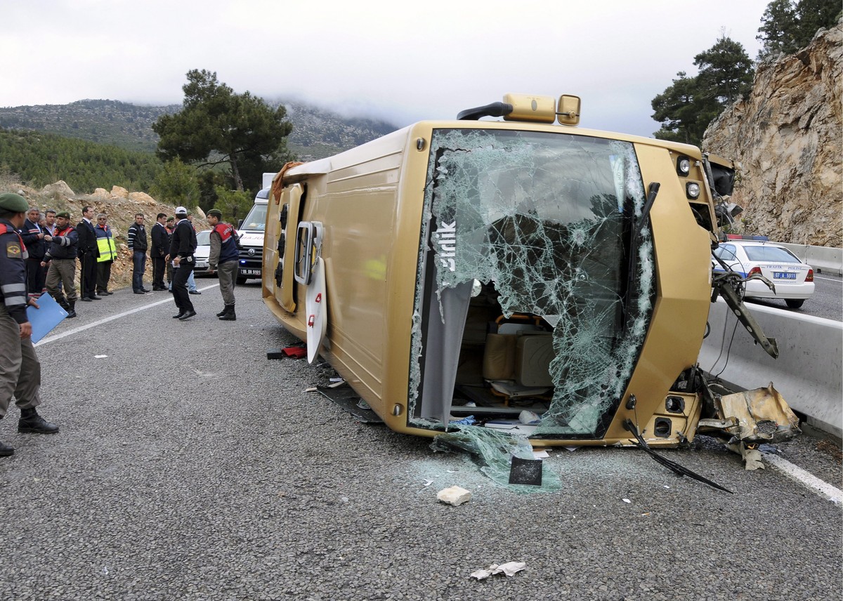 11. April 2012: Im Süden der Türkei zwischen Korkuteli und Antalya sind bei einem Reisebusunfall ein Schweizer getötet und 20 weitere verletzt worden.