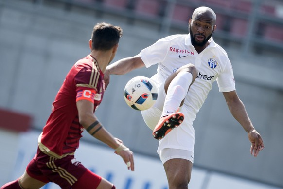 Franck Etoundi, rechts, von Zuerich, kaempft um den Ball mit Simone Grippo, links, von Vaduz im Fussball Meisterschaftsspiel der Super League zwischen dem FC Vaduz und dem FC Zuerich, am Sonntag, 20.  ...