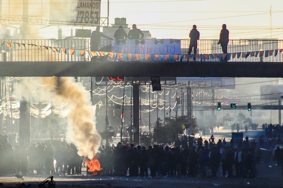 epaselect epa12966350 People block an avenue in El Alto, Bolivia, 16 May 2026. After thirteen hours of dismantling barricades installed by Aymara farmers protesting the resignation of Bolivian Preside ...