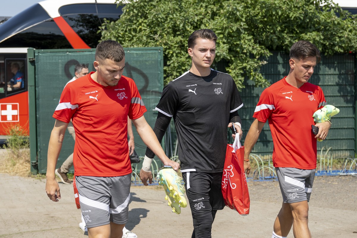 Filip Stojilkovic, Torhueter Marvin Keller und Ardon Jashari, von links, beim Training der Schweizer U21 Fussballnationalmannschaft in Basel, am Donnerstag, 8. Juni 2023. Die U21 absolviert das Pre-Ca ...