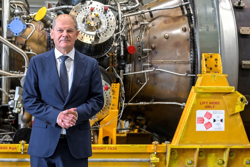 epa10103667 German Chancellor Olaf Scholz arrives to view the turbine serviced in Canada for the Nord Stream 1 natural gas pipeline at the Siemens Energy site in Muelheim an der Ruhr, Germany, 03 Augu ...