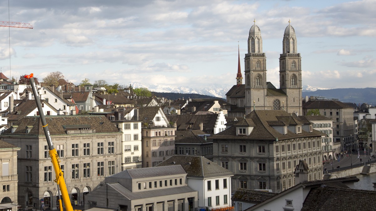 Hafenkran vom Lindenhof aus. Grossmünster Kirche. Niederdorf
