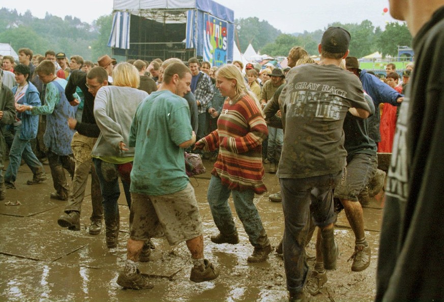 Ein Taenzchen im Schlamm (27. Juni 1997), eines der besonderen Vergnuegen am diesjaehrigen 21. Open Air in St. Gallen, vom 27. bis 29. Juni 1997. (KEYSTONE/Regina Kuehne)
