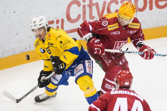 L&#039;attaquant davosiens Marc Wieser, gauche, lutte pour le puck avec le Top Scorer lausannois Dustin Jeffrey, droite, lors du match du championnat suisse de hockey sur glace de National League A, e ...