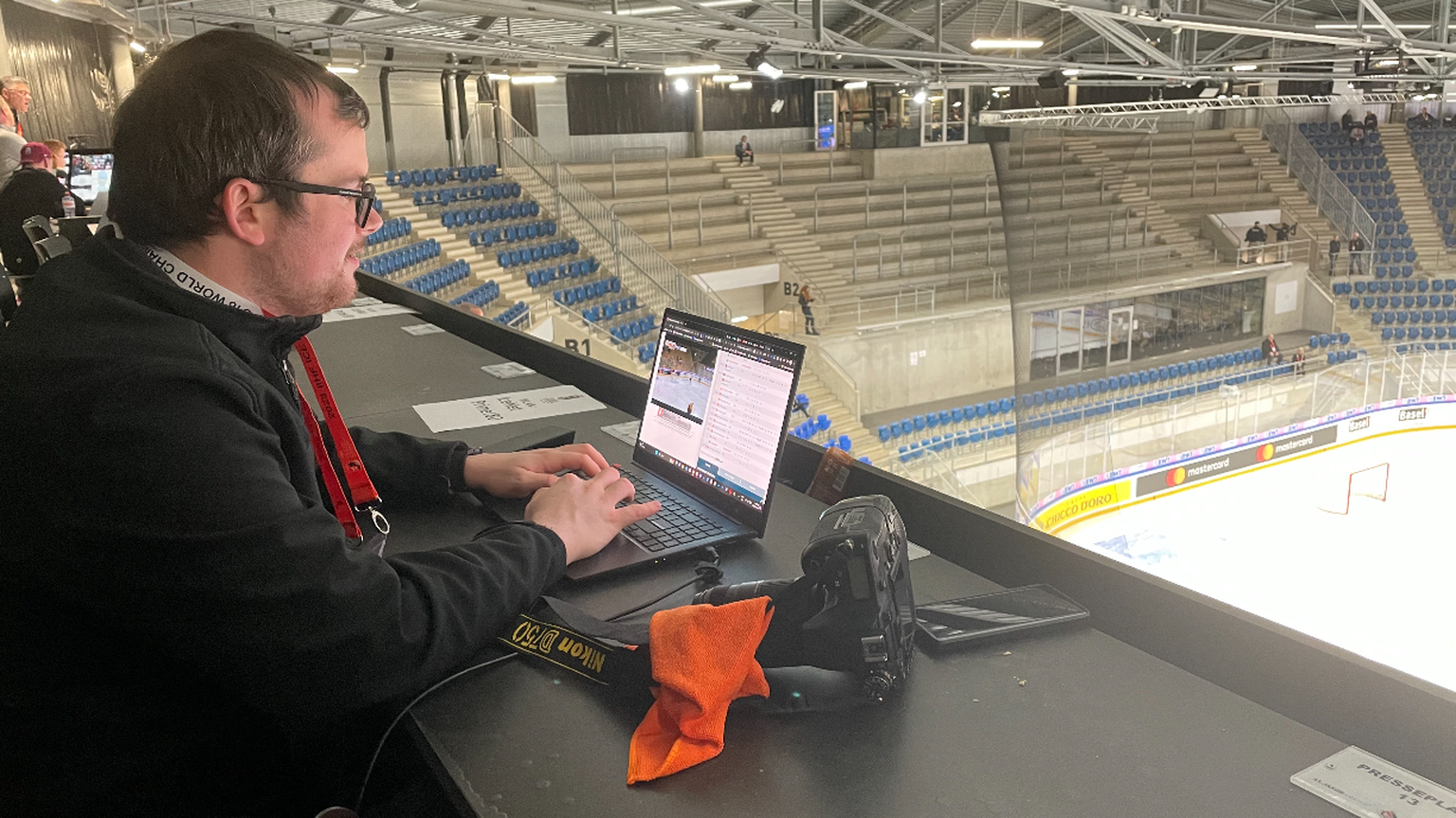 Eishockey-Journalist Steven Ellis bei der Arbeit an der IIHF U18-Weltmeisterschaft in Basel.