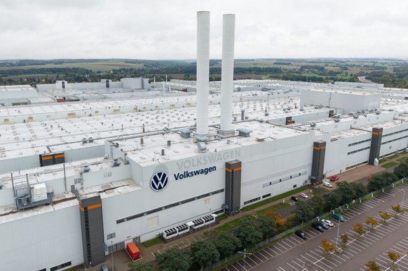 08.10.2025, Sachsen, Zwickau: Blick auf das Werk von Volkswagen in Zwickau (Aufnahme mit Drohne). Blick auf das Volkswagen-Werk in Zwickau. Auf dem Gel�nde produziert der Konzern ausschlie�lich Elektr ...