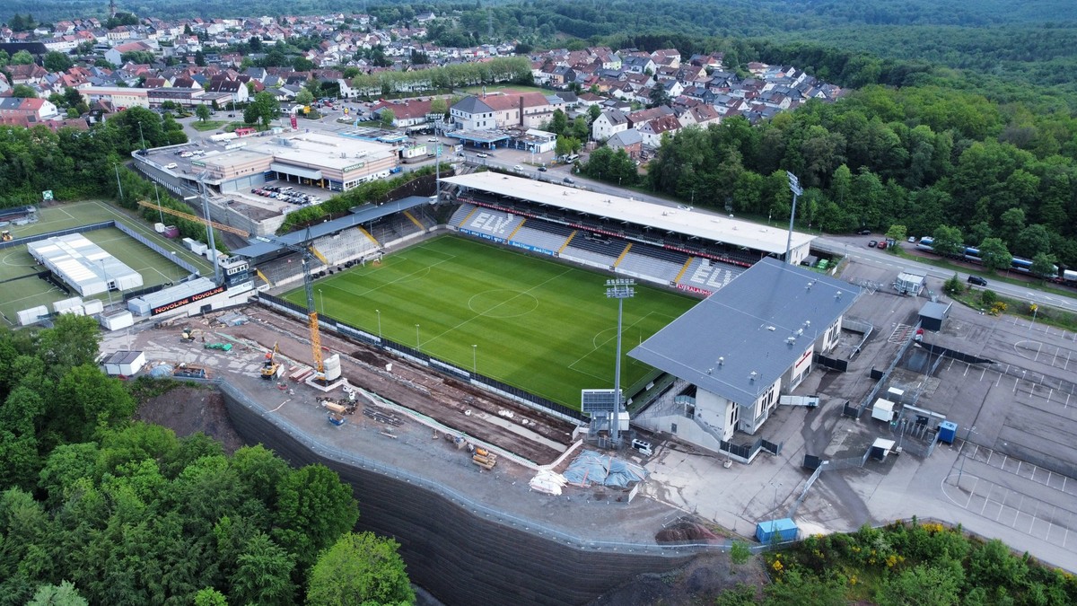 07.05.2026, Drohnenfoto der Ursapharm-Arena an der Kaiserlinde in Spiesen-Elversberg, der Heimst�tte des Fu�ball-Zweitligisten SV 07 Elversberg Elversberg Ursapharm-Arena an der Kaiserlinde Saarland D ...