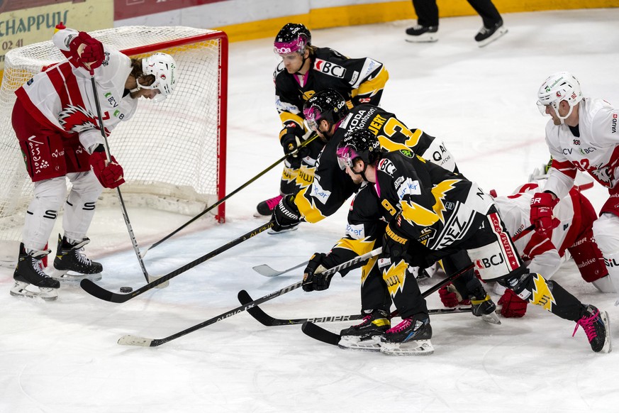 Lausannes Aurelien Marti, verteidigt gegen Ajoies Ueli Huber, Jordane Hauert und Dario Rohrbach, von links, beim Eishockey-Qualifikationsspiel der National League zwischen dem HC Ajoie und dem Lausann ...