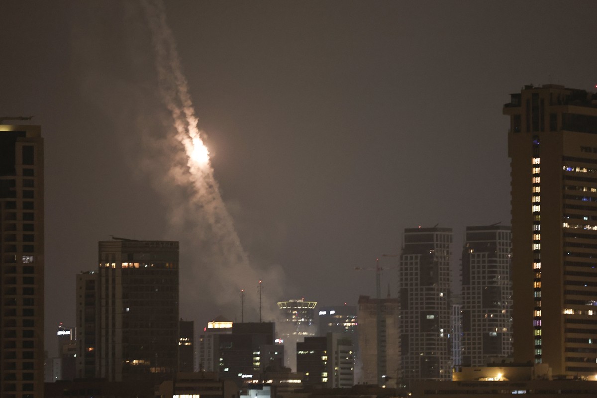 epa12178199 The Iron Dome, the Israeli air defense system, intercepts missiles fired from Iran, over Tel Aviv, Israel, 16 June 2025. Israel and Iran have been exchanging fire since Israel attacked on  ...