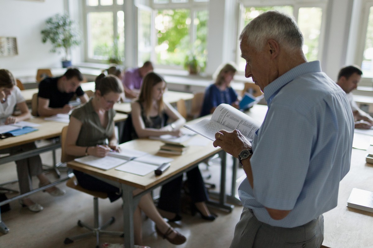 The retired teacher's training lecturer and Germanist Alfred Egli teaches a class of Zurich German for advanced learners, pictured on July 5, 201, in a class room of the Cantonal School Hottingen ...