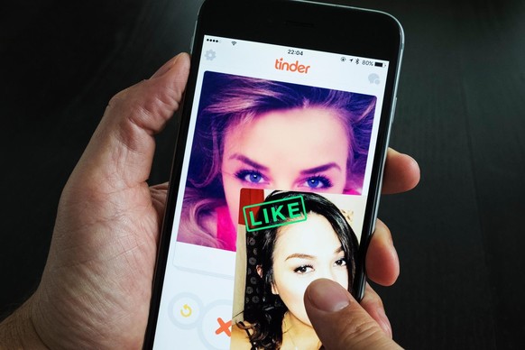 Bei Tinder geht es zunehmend nur noch im Selbstinszenierung und weniger um Partnersuche. Das stört viele junge Menschen.