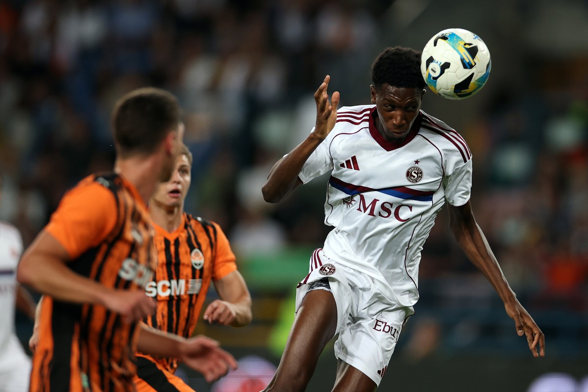 epa12315092 Lamine Fomba (R) of Servette FC in action during the UEFA Conference League qualifiers fourth round, first leg match between Shakhtar Donetsk and Servette FC in Krakow, Poland, 21 August 2 ...