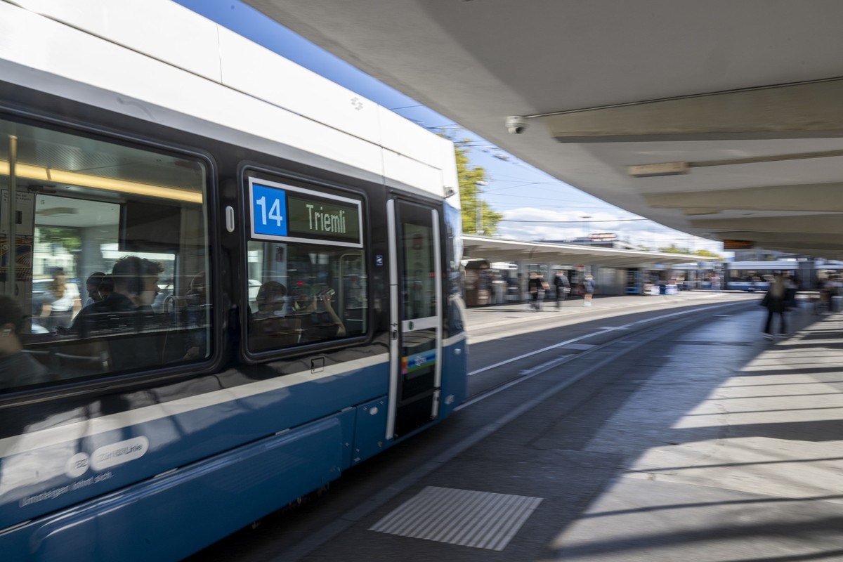 Ein Tram der Linie 14 der Verkehrsbetriebe Zuerich (VBZ) faehrt an die Haltestelle Bahnhofquai/Hauptbahnhof in Zuerich, am Montag, 15. September 2025. Am Sonntag, 14. Dezember 2025 findet der groesste ...