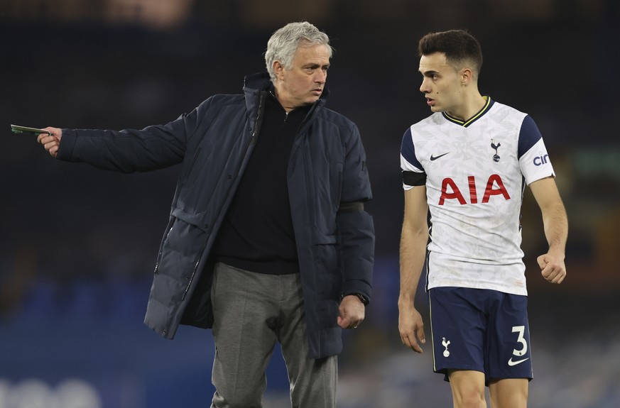 Tottenham&#039;s manager Jose Mourinho, left, speaks with Tottenham&#039;s Sergio Reguilon at half time of the English Premier League soccer match between Everton and Tottenham Hotspur at Goodison Par ...