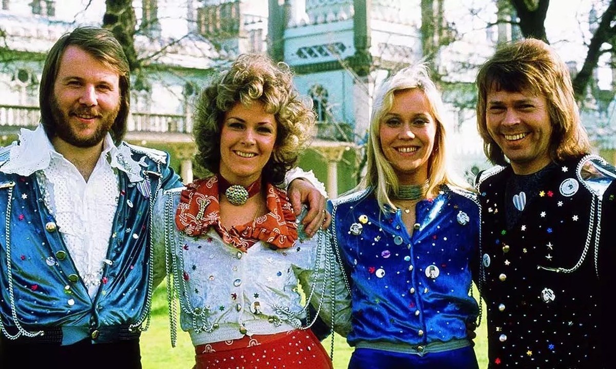 ABBA vor dem Royal Pavilion in Brighton, am Tag des ESC-Finals 1974.