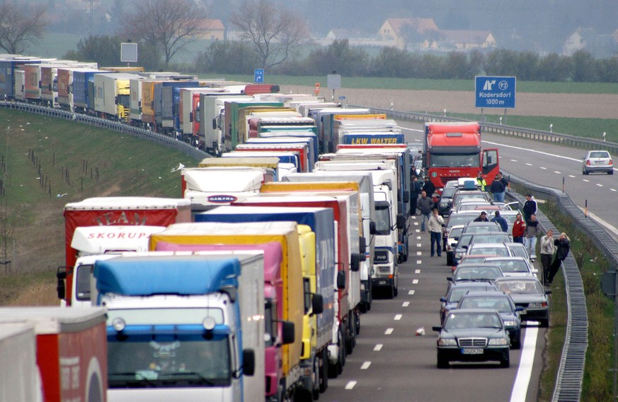 Kilometerlang stauen sich Autos und Lastwagen am Freitag, 9. April 2004, auf der Bundesautobahn A4 vor dem deutsch-polnischen Grenzuebergang bei Goerlitz. Trotz Sonntagsfahrverbot fuer Lastwagen in De ...