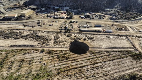 Riesiges Erdloch in Chile: In der Region Atacama, 800 Kilometer nördlich der Hauptstadt Santiago de Chile, hat sich in der Nähe einer Kupfermine ein Erdloch gebildet. Die Ursachen sind noch unklar.