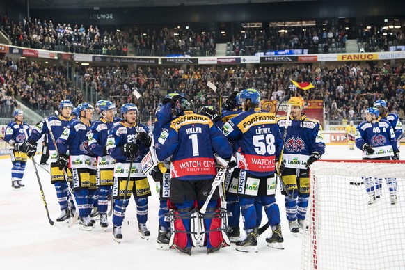 Biels Spieler jubeln ueber ihren Sieg, beim Eishockey Meisterschaftsspiel der NLA zwischen dem EHC Biel und Genf Servette HC, am Dienstag, 20. September 2016, in der Tissot Arena in Biel. (KEYSTONE/An ...