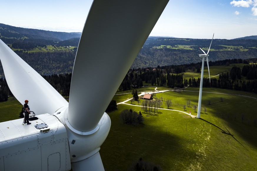 THEMENBILD EIDGENOESSISCHE ABSTIMMUNG ENERGIEGESETZ -- Pierre Berger, JUVENT employee in charge of security and maintenance stand on a wind turbine of 150m overall height at the JUVENT power plant on  ...