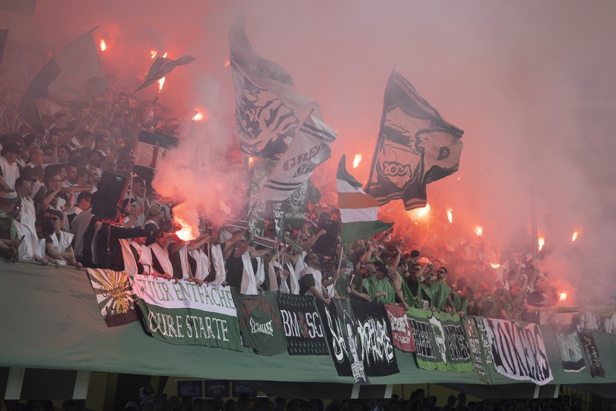 Die St. Galler Fans brennen Pyros ab, im Schweizer Fussball Cup Final zwischen dem FC Lugano und dem FC St. Gallen, am Sonntag, 15. Mai 2022, im Stadion Wankdorf in Bern. (KEYSTONE/Alessandro della Va ...