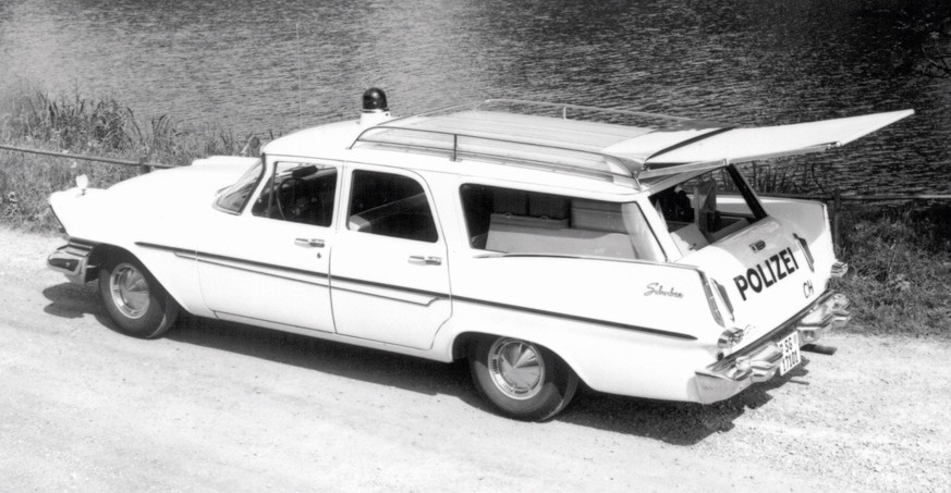 Der Plymouth Suburban, ein Unfallwagen des damaligen Erkennungsdienstes, ab 1960 im Einsatz.

https://fokus-kaposg.ch/1960/12/18/plymouth-suburban/