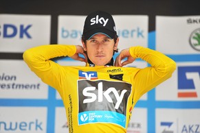 Geraint Thomas zieht sich das gelbe Trikot über.