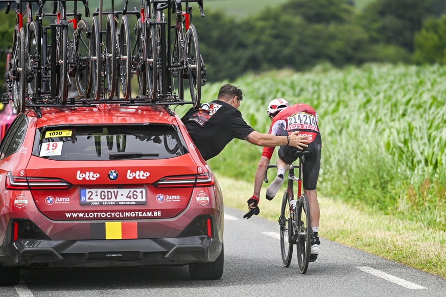 Tour de France 2025 Stage 2 BOULOGNE-SUR-MER, FRANCE - JULY 06 : Drizners Jarrad AUS of Lotto coping with a technical problem during stage 2 of the 112th edition of Tour de France an UCI World Tour 2. ...