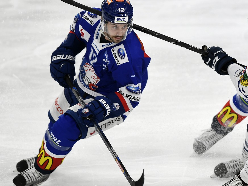 Der Zuercher Luca Cunti, links, gegen den Tessiner Jesse Zragggen, rechts, beim Eishockeyspiel der National League A ZSC Lions gegen den HC Ambri-Piotta im Hallenstadion in Zuerich am Freitag, Septemb ...